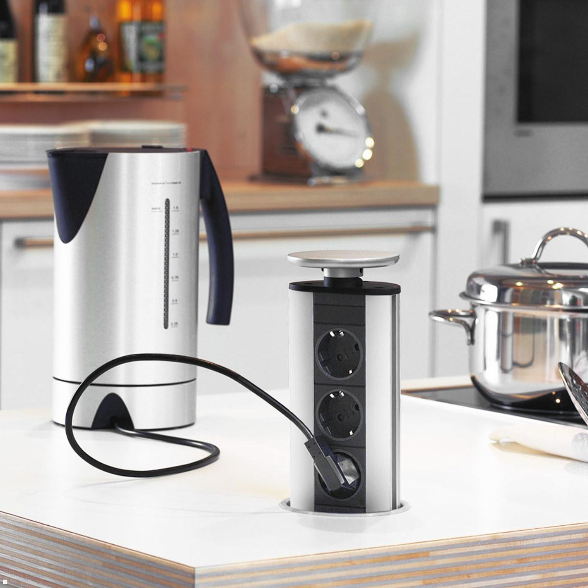 EVOline Port 3-fach versenkbare Steckdosenleiste, Wippdeckel Edelstahl, Anwendungsbeispiel in der Küche EVOline Port 3-fach versenkbare Steckdosenleiste, Wippdeckel Edelstahl, Anwendungsbeispiel in der Küche