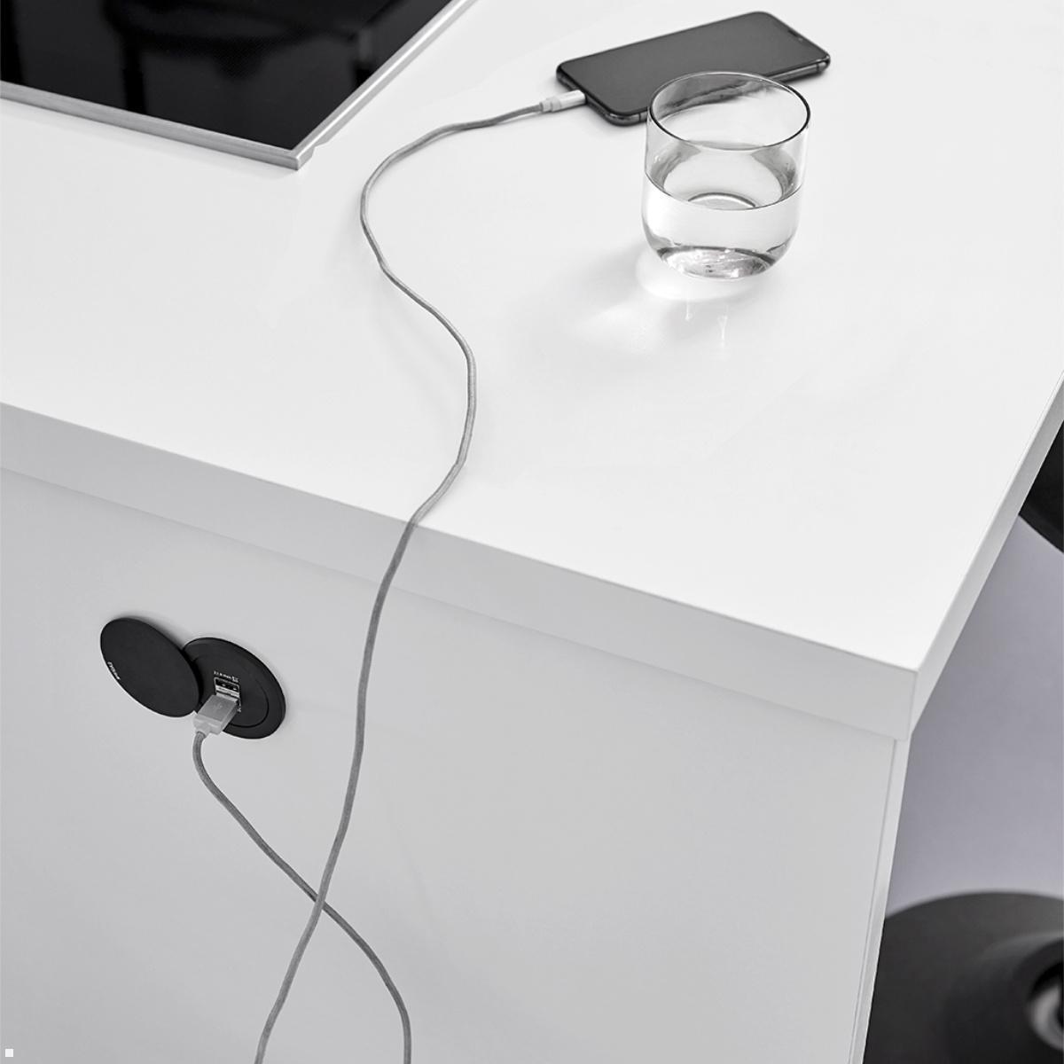 EVOline One USB-Charger A/C mit Deckel schwarz, Edelstahleinleger, Anwendungsbeispiel EVOline One USB-Charger A/C mit Deckel schwarz, Edelstahleinleger, Anwendungsbeispiel